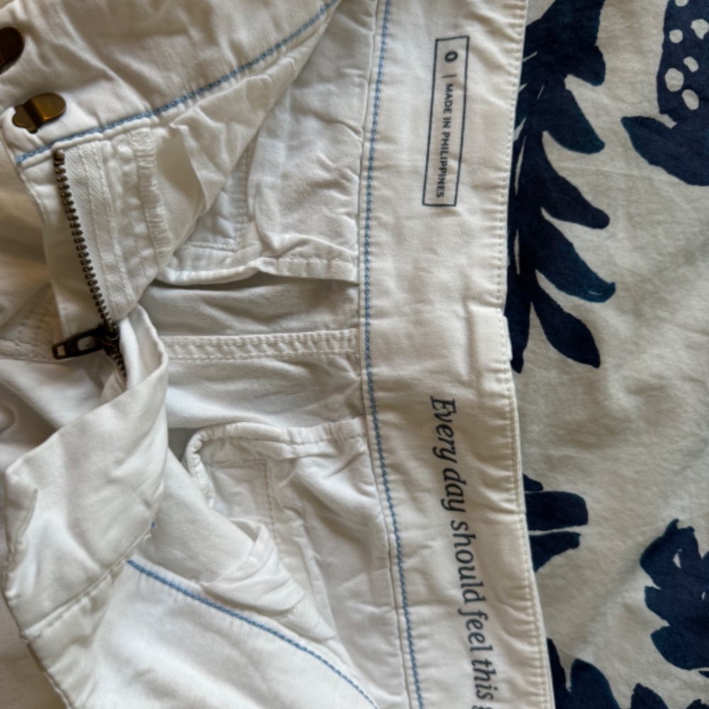 Vineyard Vines white shorts - size 0 - Picture 3 of 3